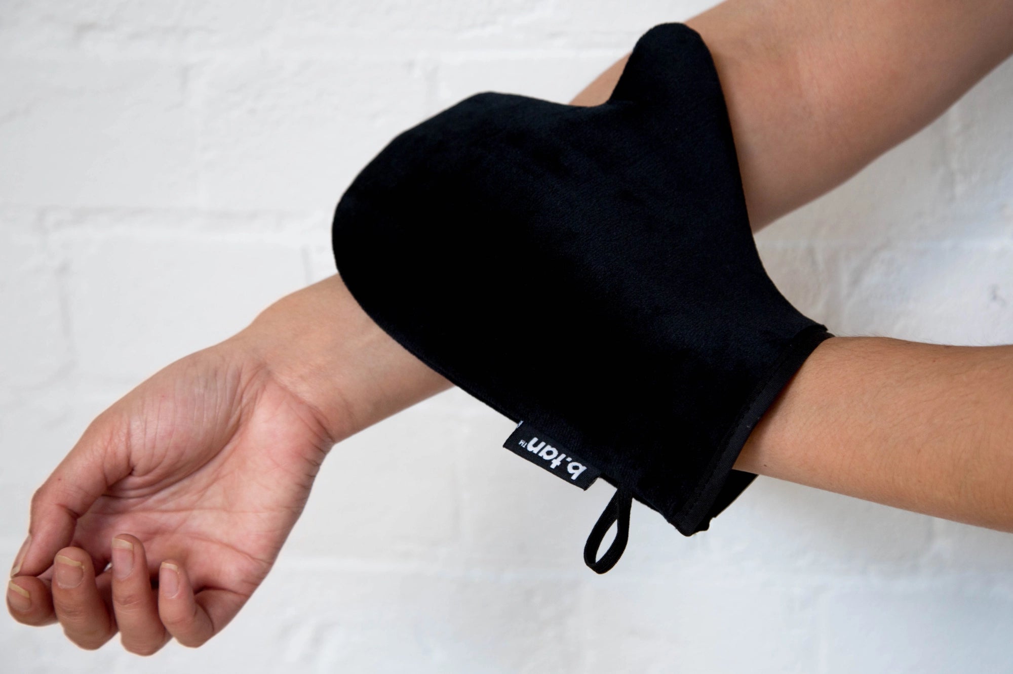 I don't want tan on my hands - tan mitt - The Beauty Box