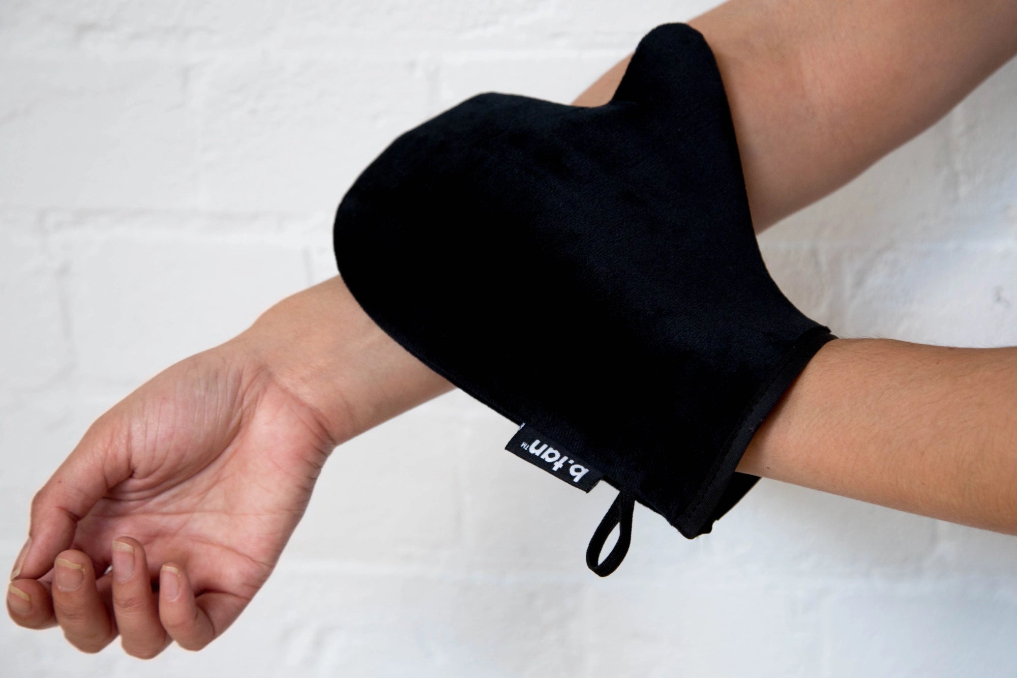 I don't want tan on my hands - tan mitt - The Beauty Box